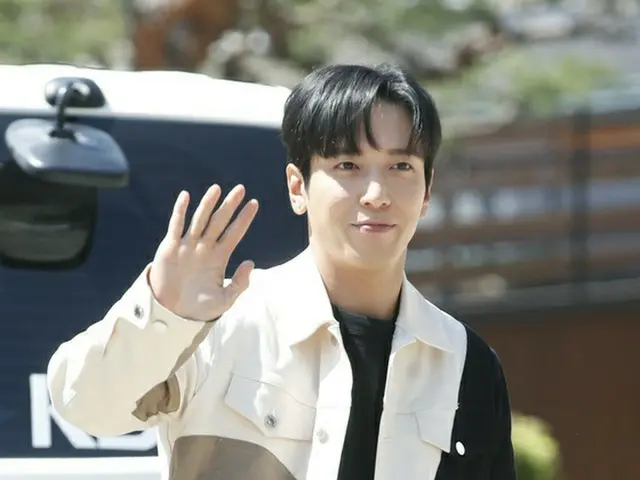 Zheng Yonghe (CNBLUE) pergi ke KBS untuk tampil di radio KBS COOL FM "Jung Eun J