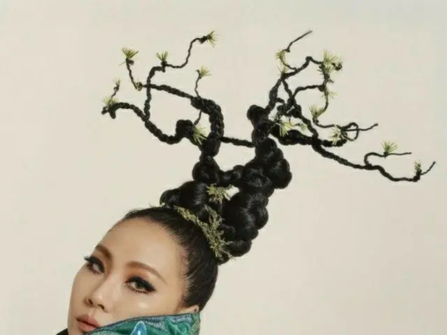 CL (2NE1) released a behind-the-scenes shot of pictorial photography. Focus onyour unique hairstyle.
