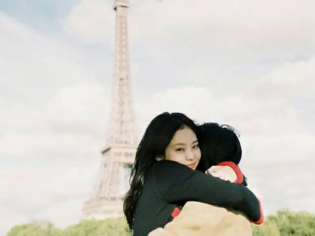 BLACKPINK JENNIE released a hug photo with her mother. ”My best friend. Mybeloved mom.” .. ..