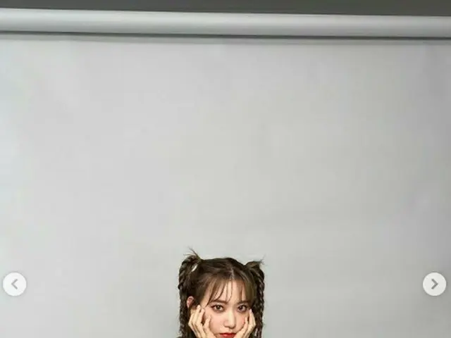 Miyawaki Sakura dari IZONE merilis adegan pemotretan visual baru dari merek lens