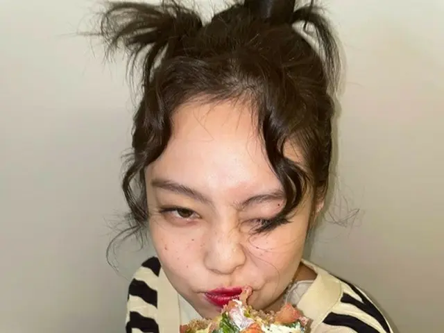 BLACKPINK JENNIE makes a funny face with a hamburger? Posted a photo eating it.