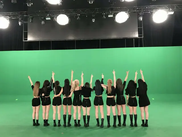 [TOfficial] LOONA (Loona), setelah beberapa saat, pukul 9 malam (KST), #LOONA ak