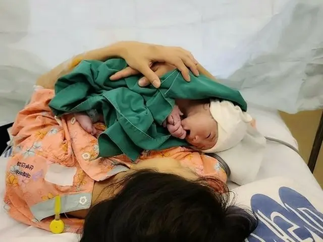 Cho Mina dari JEWELRY melahirkan hari ini. Seorang anak laki-laki dengan berat s