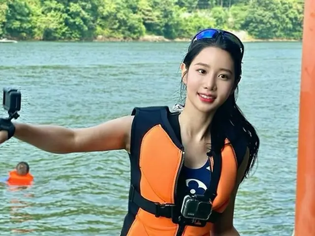 Johyun dari BERRY GOOD memamerkan bikini-nya. ..