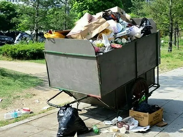 Soalnya tumpukan sampah di Han River Park sepertinya sudah terbengkalai setelah 