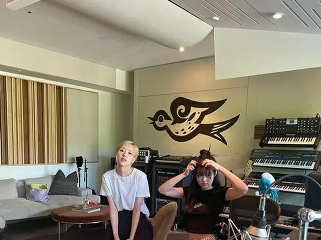 BLACKPINK JENNIE & ROSE responded to studio photos. Recording in the UnitedStates. .. ?? ..