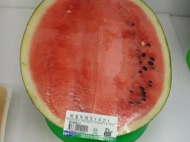 Tulisan 'Mini Tomato' di stiker tersebut membuat netizen Korea Selatan panik. ..
