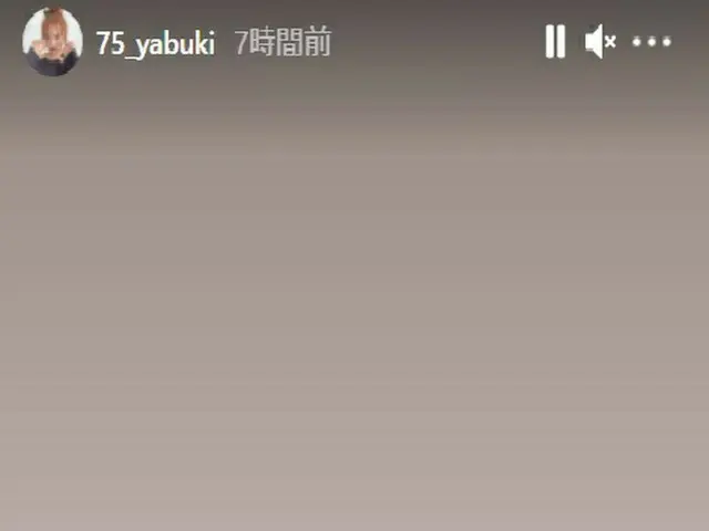 Tiga anggota Jepang IZONE, Sakura Miyawaki, Nako Yabuki, dan Hitomi Honda meraya