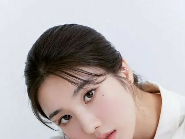 Enfei dari IZONE telah merilis foto profil baru. ..