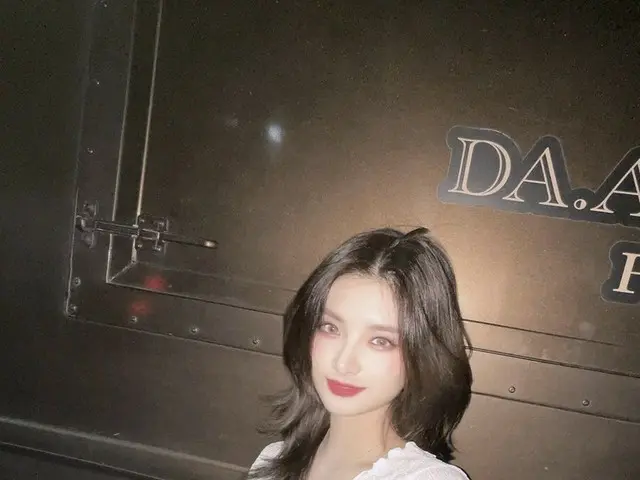 [T official] EVERGLOW, [#YIREN] Berkat kakak staf, panjang kakinya terlihat sepe