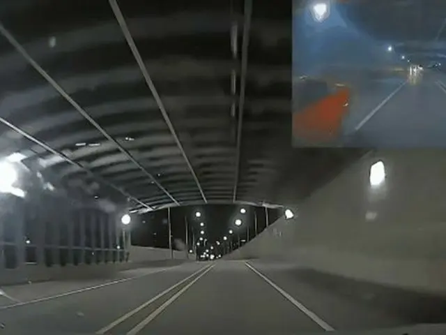 Seorang pria tergantung di atap mobil dengan perkiraan kecepatan 100 km / jam Ga