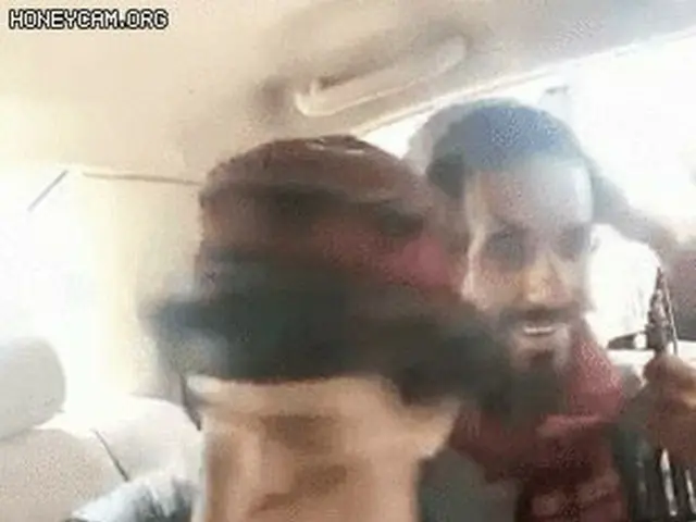 Tepat sebelum dibunuh oleh artis Afghanistan terkenal Taliban, adegan pipi yang 