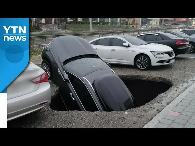 Sebuah kecelakaan di mana sebuah mobil jatuh ke dalam lubang karena lubang pembu