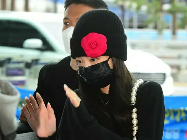 BLACKPINK Jennie departs for ”Paris Fashion Week” with unique fashion. .. ..