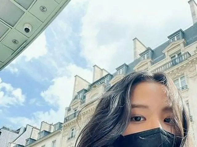 BLACKPINK Jisoo is enjoying the city of Paris. .. ..