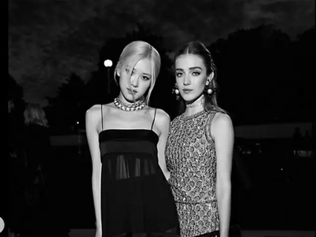 Released photos with BLACKPINK Rose and actress Talia Ryder. At Paris FashionWeek. .. ..