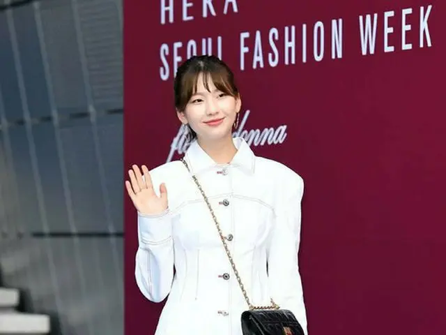 Model Kim Jin Kyung, attended the FLEAMADONNA fashion show. On the afternoon of17th, Dongdaemun DDP