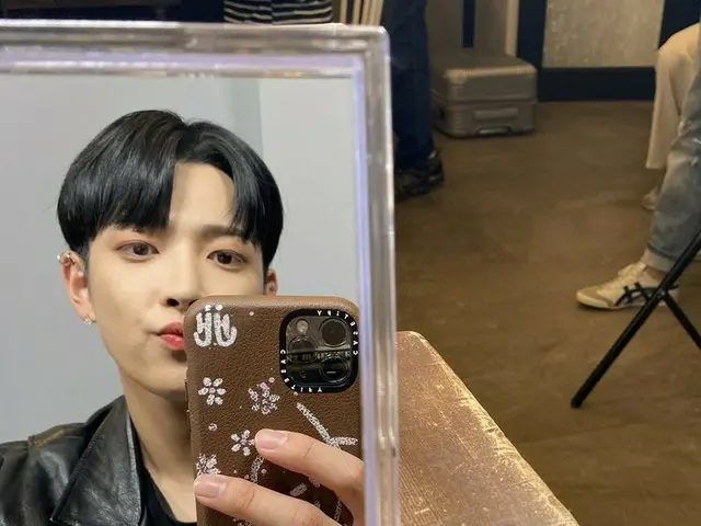 [T Official] ATEEZ, [#Hongjun] Man in the mirror 🖐🖐🖐🖐 #ATEEZ #ATEEZ ..