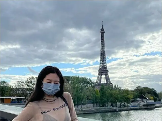 BLACKPINK JENNIE, see-through fashion in front of the Eiffel Tower is Hot Topic... ..