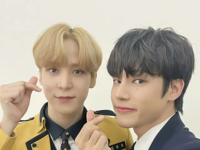 [T Official] ATEEZ, [📷] Kembali ke 2017💛💙 V LANGSUNG di balik layar⠀ Seragam 
