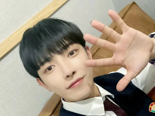 [T Official] ATEEZ, [📷] ✋👐✋👐✋👐 V LIVE Behind Photo ⠀ Maybe we Hong Jun returnedat the age of 19?