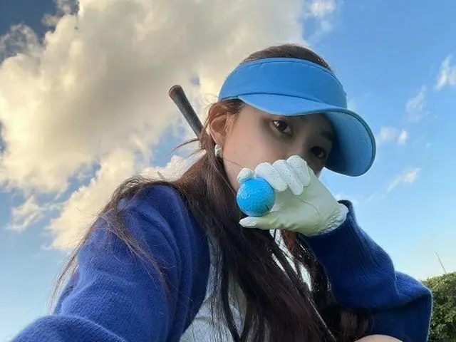 Hyo Min (T-ARA) memposting foto di lapangan golf. Bahkan di lapangan golf, ini a