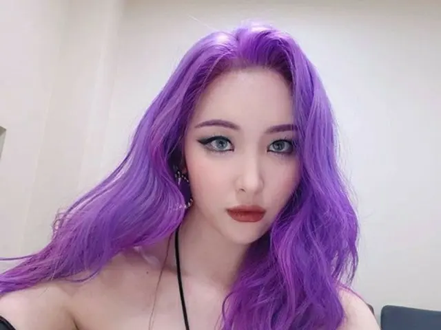 Gaya rambut ungu penyanyi Sunmi memancarkan kecantikan seksi. ..