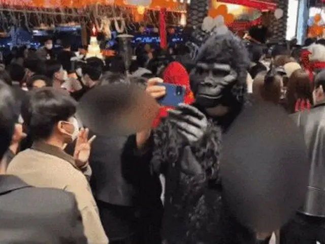 Di Itaewon, ada kerumunan di Halloween, dan seorang pria berpakaian seperti gori