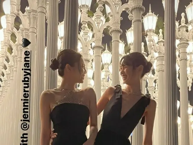 ”Squid Game” Hoyeon Jung and JENNIE (BLACKPINK) have released photos. Both ofthem are black dresses.