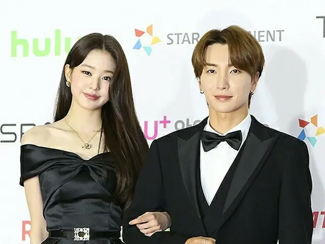 MC Iteuk (SUPER JUNIOR) & Zhang Yuanying (IVE) muncul di karpet merah "2021 Asia