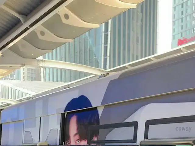Kereta parsel BTS berjalan di "BTS (Elevated Railway)" di Bangkok, Thailand. ..