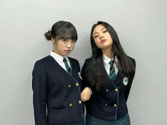 Foto publik dengan seragam penyanyi BIBI dan Choi Ye Na (sebelumnya IZONE). Mena
