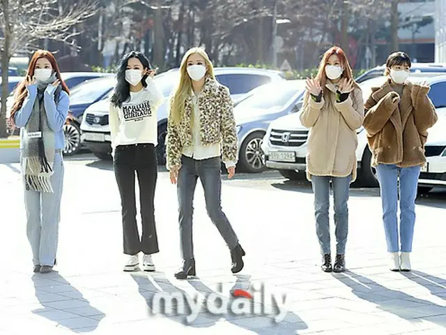 Apink pergi ke SBS untuk tampil di radio "2 O'Clock Breakout Cultwo Show". ..