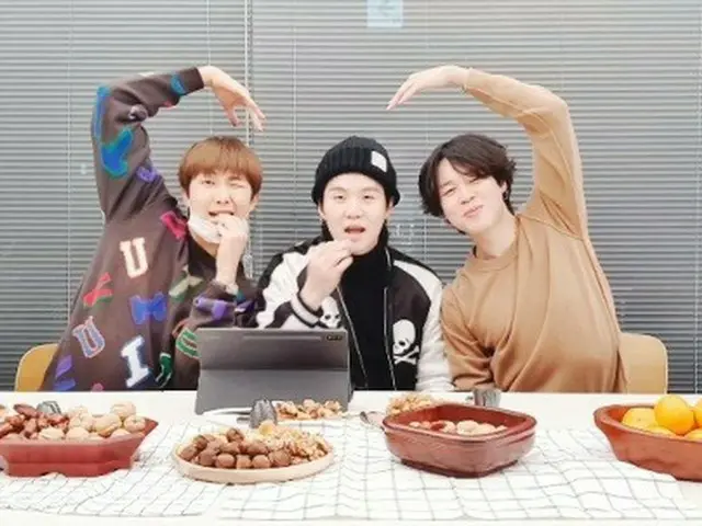 RM mengungkapkan bahwa beratnya sekitar 76kg, dan Jin iri dengan sosok tampannya