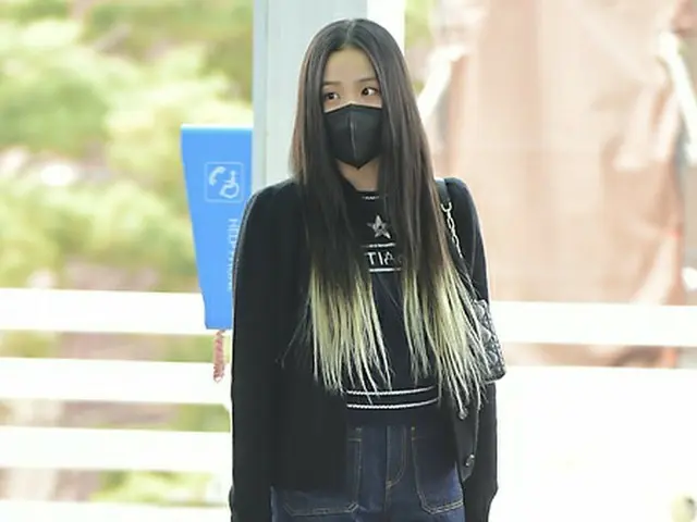 JISOO departed from Incheon Airport to attend Paris Fashion Week.
