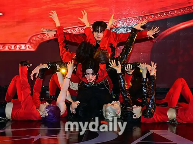 E'LAST mengadakan showcase untuk mini album ketiga mereka "ROAR". ..