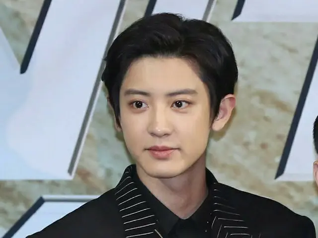 Chanyeol (EXO) mencurigai "mengemudi" seorang pengendara motor wanita. SM Entert