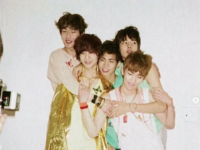 Foto ulang tahun ke-14 SHINee yang dirilis pada tanggal 25 telah menjadi topik h