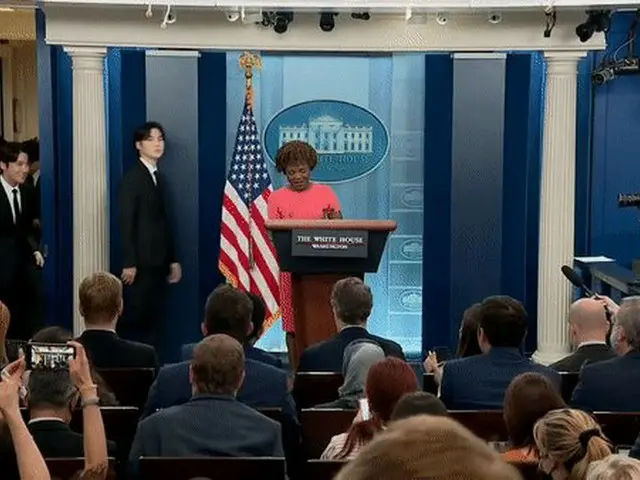 BTS bertemu di Gedung Putih di Amerika Serikat. Adegan penampilan. Ada aliran pe