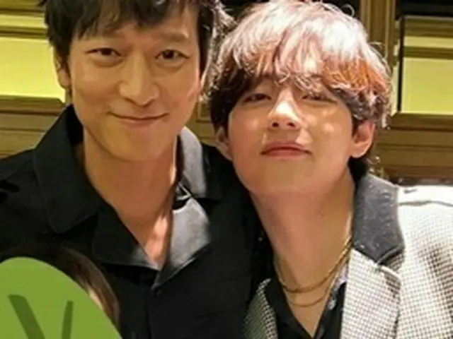 Sebuah foto grup dengan bintang cilik Lim Seung-soo, Kang Dong-won, dan V (BTS) 