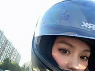 Aktris Kim Hee-jung mengendarai sepeda motor besar dengan bentuk yang terlalu be