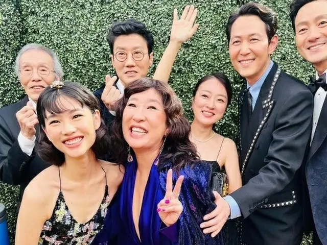 Aktris Korea Sandra Oh dan tim "Squid Game" merilis foto kenang-kenangan. di Pen