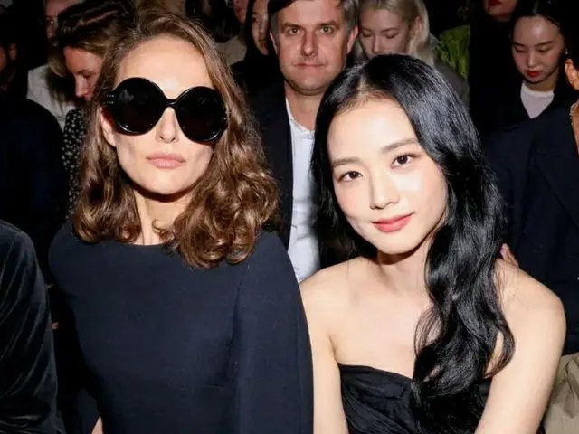 Natalie Portman posted a photo with JISOO. ”At yesterday's DiorSS23 show withsooyaaa_.” The two atte