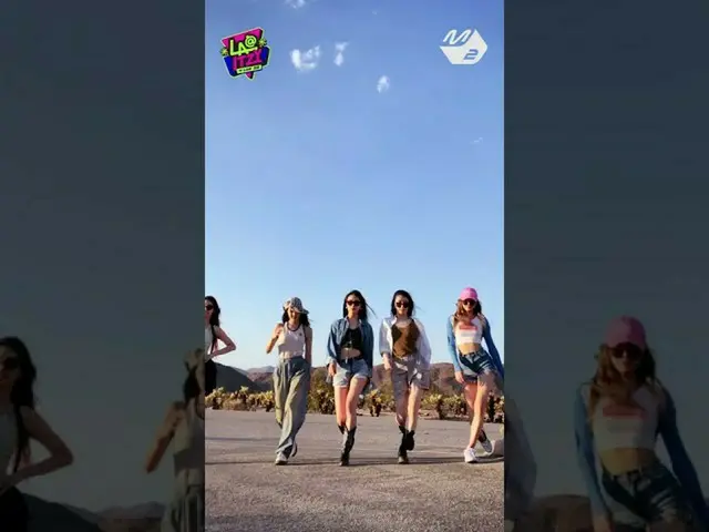 Official mn2】Tiba-tiba memakai sepatu kets saya di padang pasir #celana pendek  