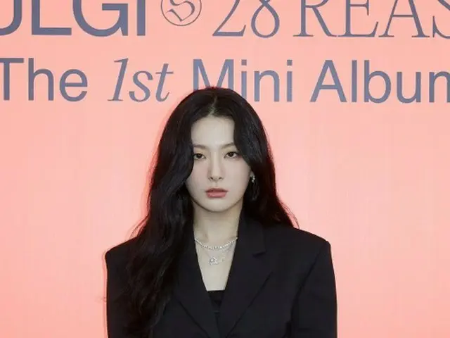 SEULGI mengadakan konferensi pers online untuk memperingati perilisan album debu
