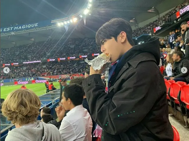 Cha Eunwoo mengungkapkan bagaimana dia menonton sepak bola di Paris. .