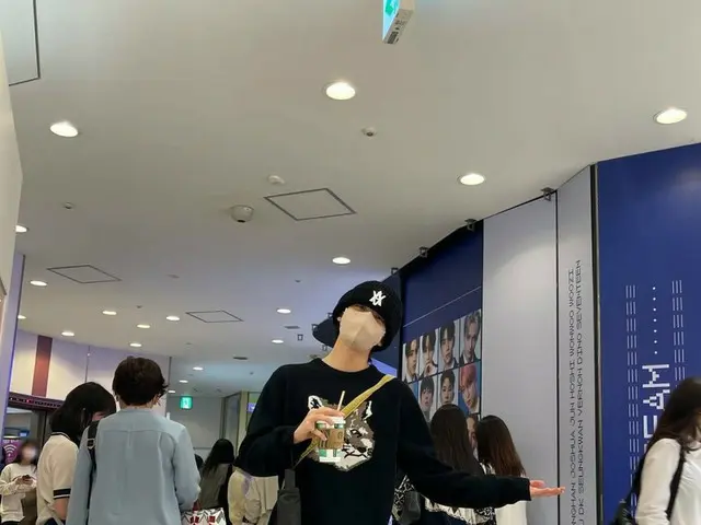 "SEVENTEEN" JEONGHAN menjadi topik hangat saat ia mengunjungi pameran panel di T