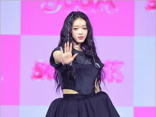 Yua (OHMYGIRL) menggelar showcase untuk mini album solo keduanya "SELFISH". .