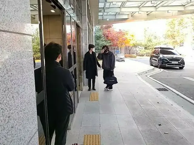 Jungkook, tiba di Bandara Gimpo. . ● Pamerkan gestur V setelah pose pemotretan.
