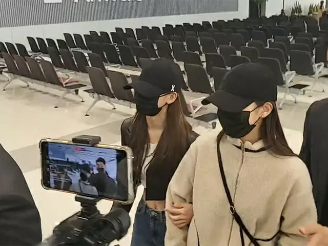 "LE SSERAFIM" Sakura & Kazuha tiba di Bandara Internasional Gimpo. .